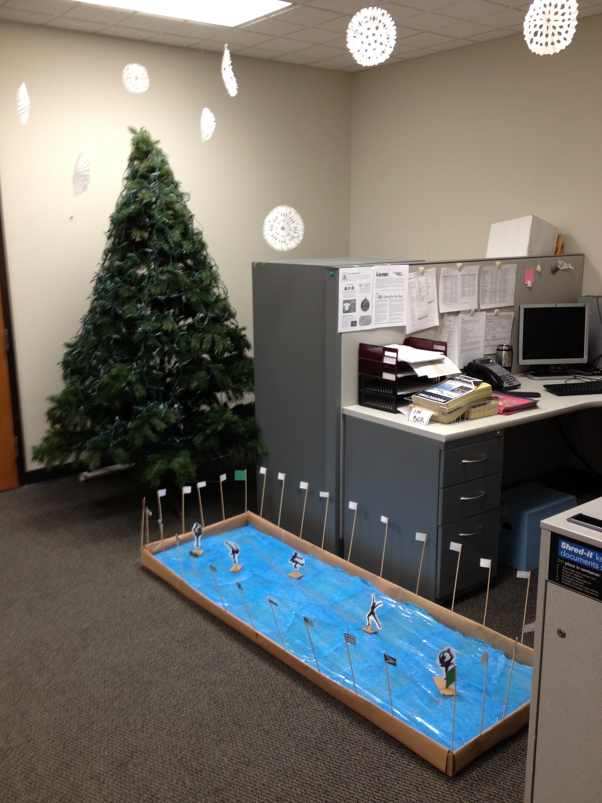 Top 30 Office Christmas Decorating Ideas  Flawssy