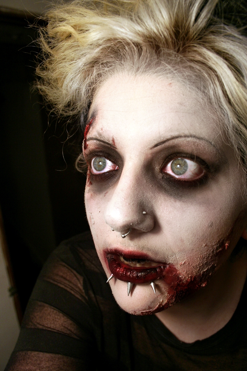 30 Halloween Zombie Makeup Ideas for Women - Flawssy