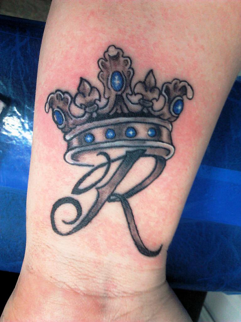 10 Glorious Crown Tattoos And Meanings For Women - Flawssy