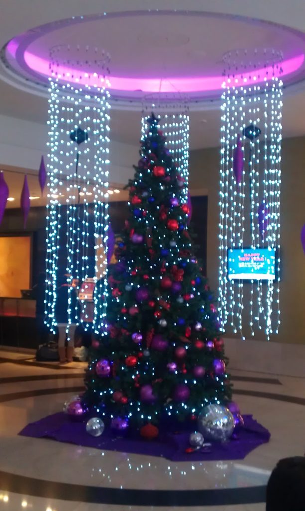 Top 30 Office Christmas Decorating Ideas - Flawssy