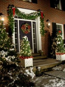 Pretty Porch Christmas Decorations Ideas - Flawssy