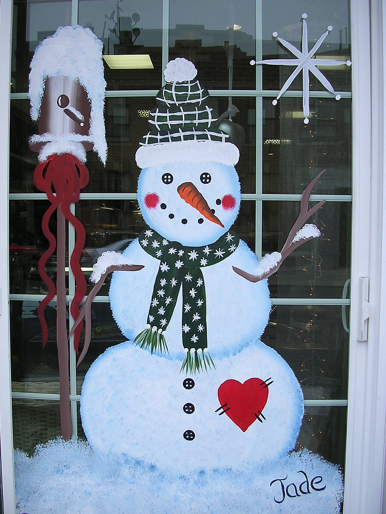 30 Most Fascinating Christmas Windows Decorating Ideas - Flawssy