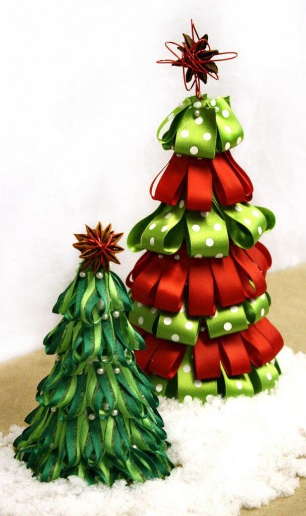 A Christmas tree made of ribbons (1)
