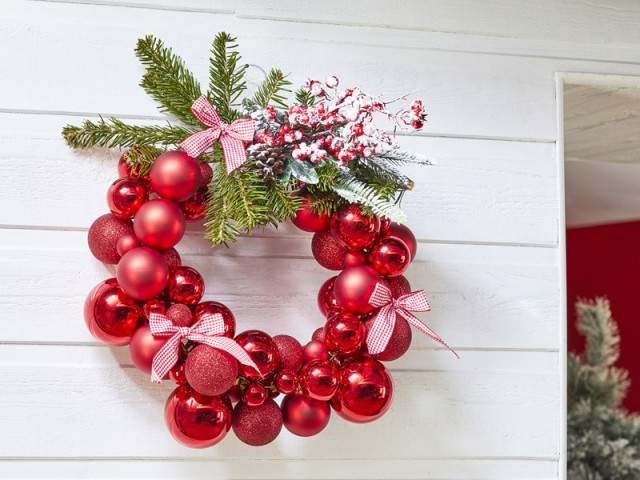 A Christmas wreath with balls