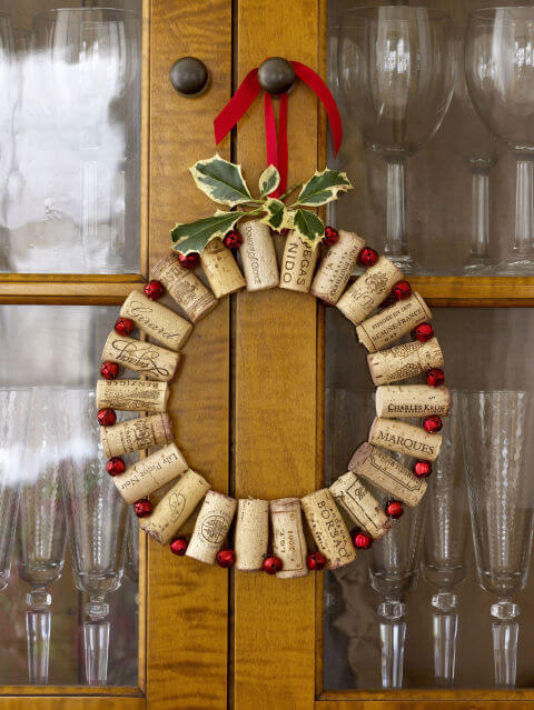 A Christmas wreath with corks (1)