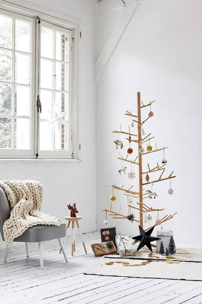 A blond wooden Christmas tree (1)