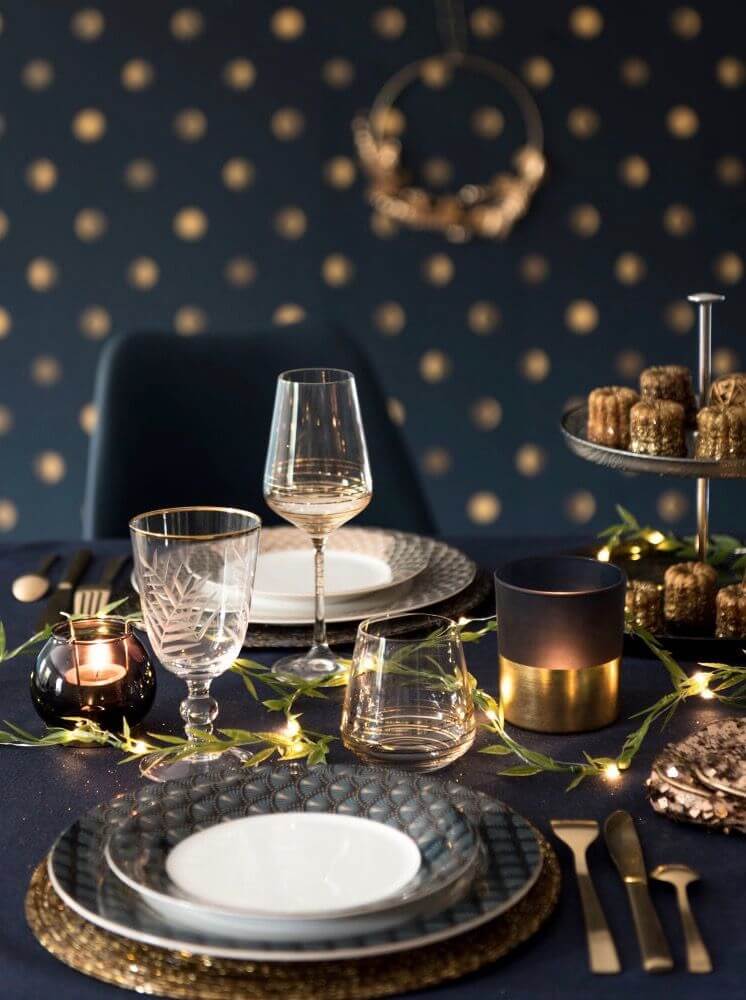 A chic party table in blue and gold