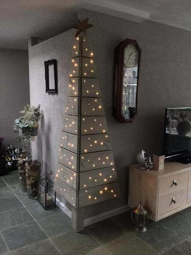 A corner Christmas tree (1)