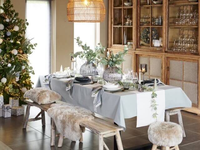 A cozy holiday table for a chalet atmosphere