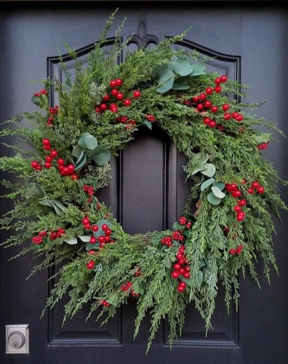 A crown of thuja and red berries