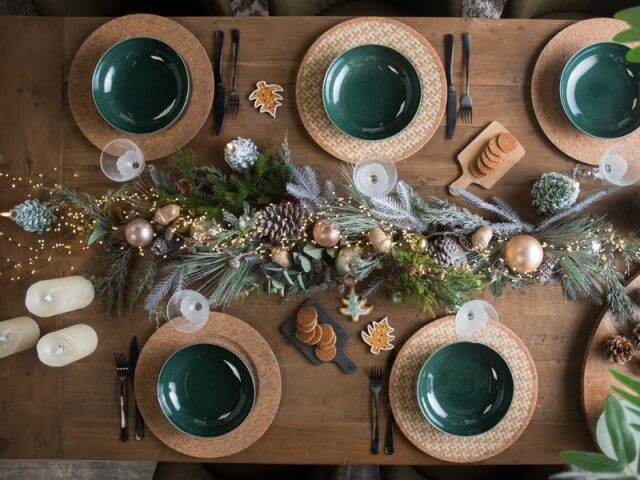 A natural decoration for an elegant festive table