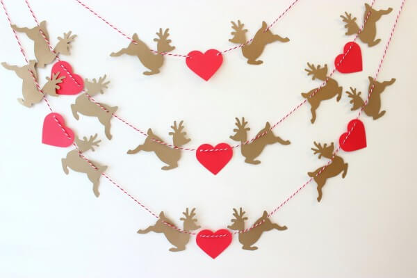 A reindeer and heart garland (1)