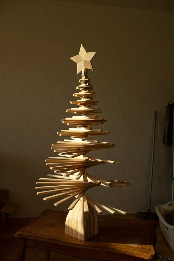 A sculptural wooden Christmas tree (1)