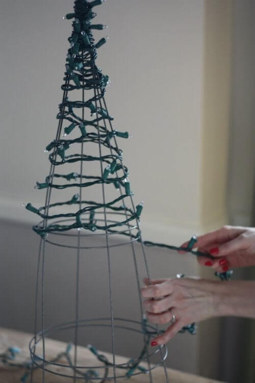 A wire Christmas tree (1)