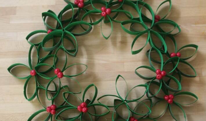 A wreath in rolls of toilet paper (1)