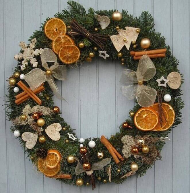 A wreath with fir and candied oranges (1)