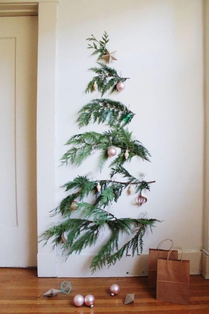 An abstract Christmas tree to make directly on the wall (1)