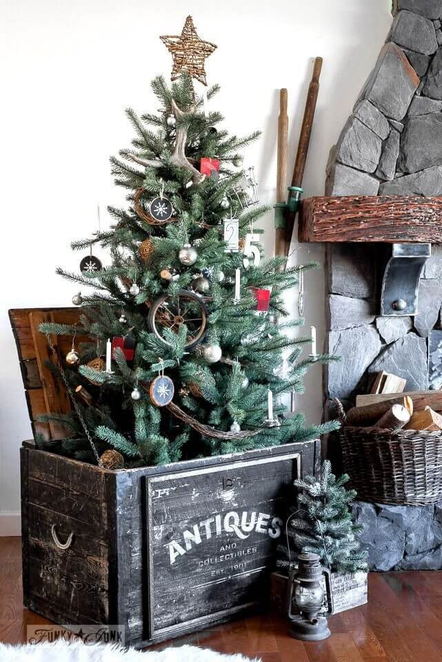 An antique spirit Christmas tree (1)