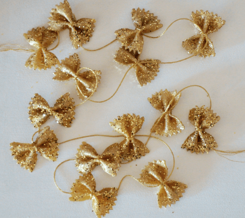 An inexpensive decorating idea with pasta to make a golden garland! (1)