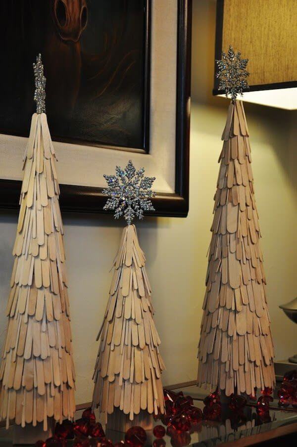 An original Christmas tree made of ice cream sticks (1)