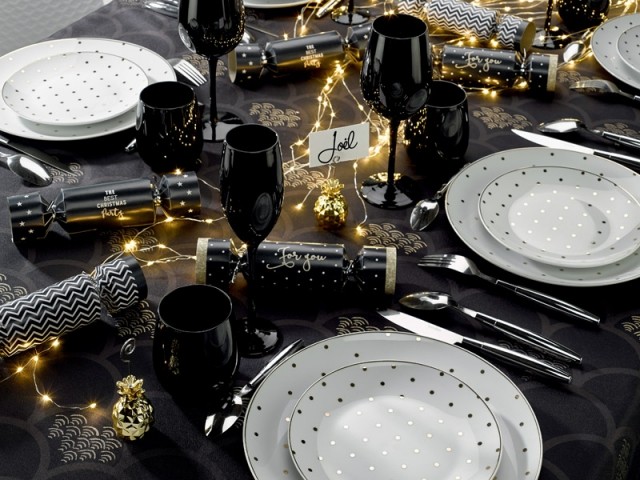 An ultra-chic party table all in black (1)