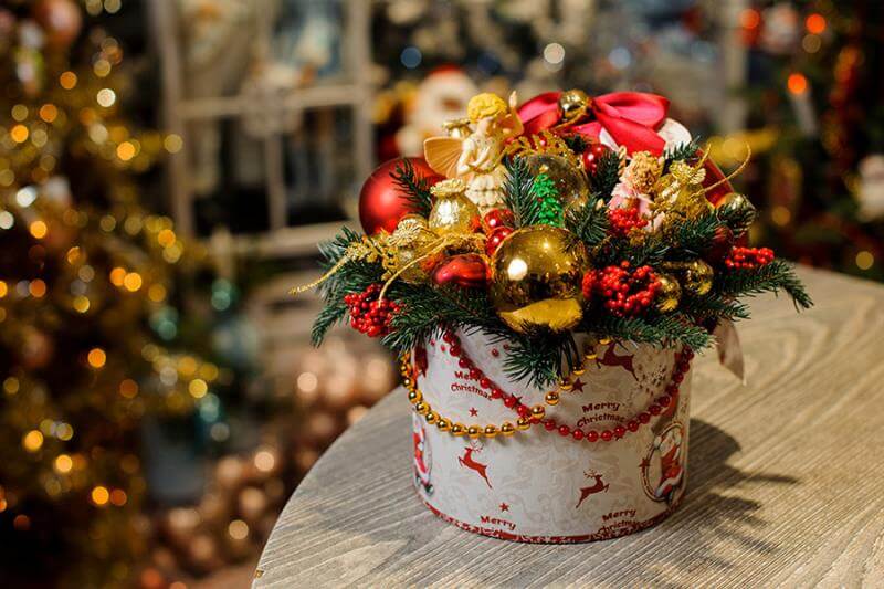 Decorate a box with Christmas decorations (1)
