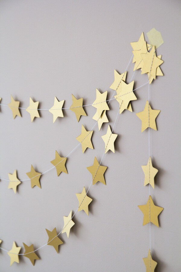 Golden stars , a very simple idea but it works to decorate a wall for Christmas! (1)