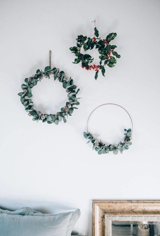Hang a Christmas wreath on the wall (1)