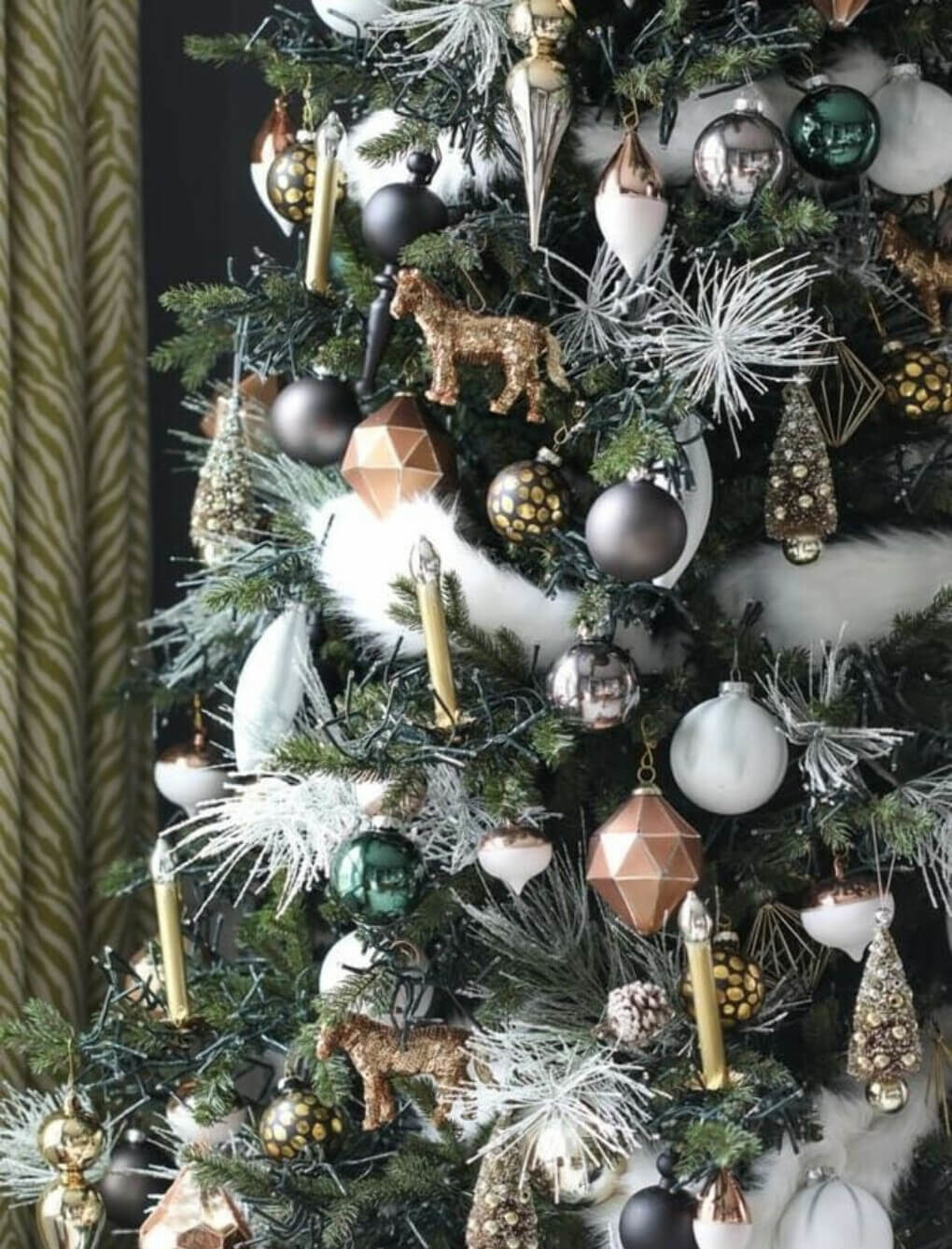 Unicorns on the tree for a magical decor