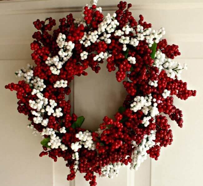 Wreath of mistletoe and holly (1)