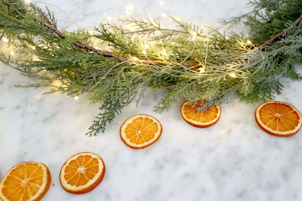 25 Ways to Adopt Oranges in Your Christmas Decoration (1)