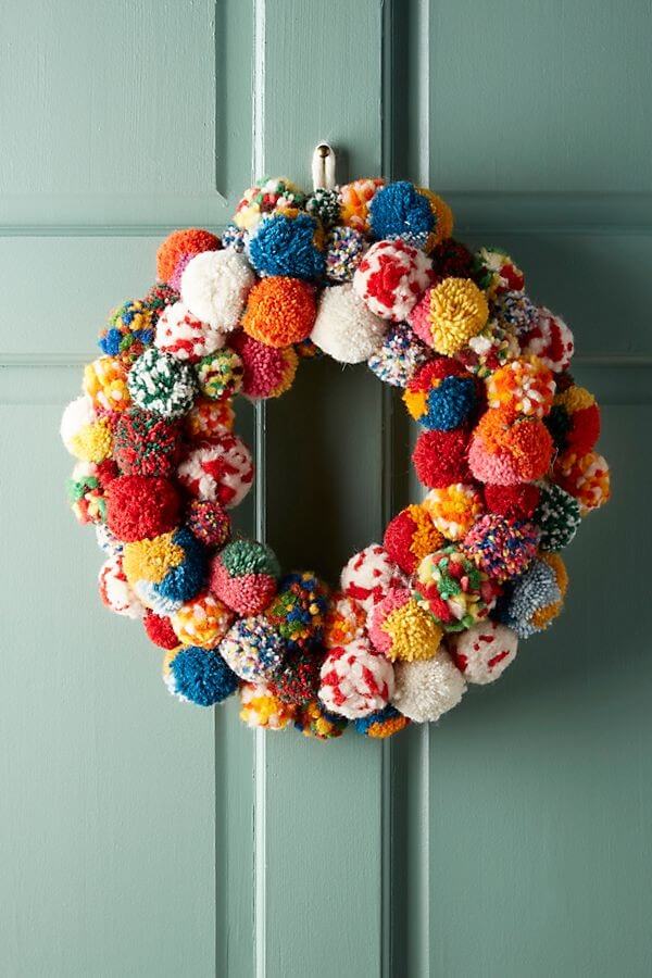 A Christmas wreath made of pom poms (1)