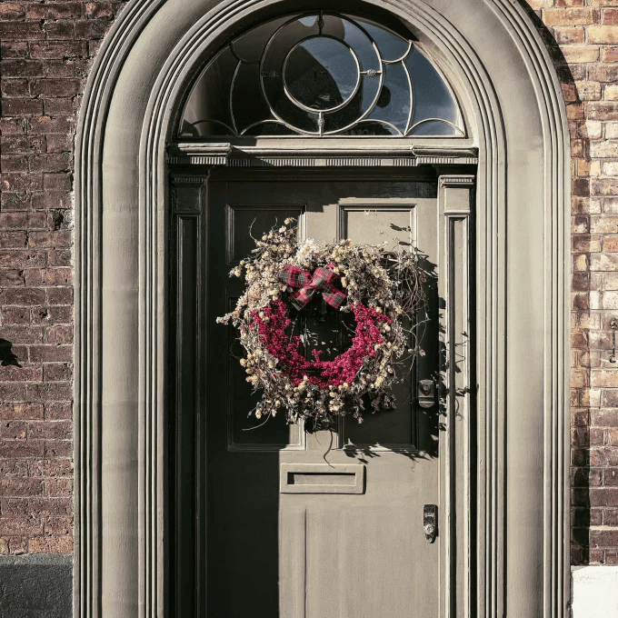 A Christmas wreath to decorate the front door (1)