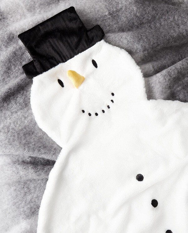 A cozy snowman-shaped blanket (1)