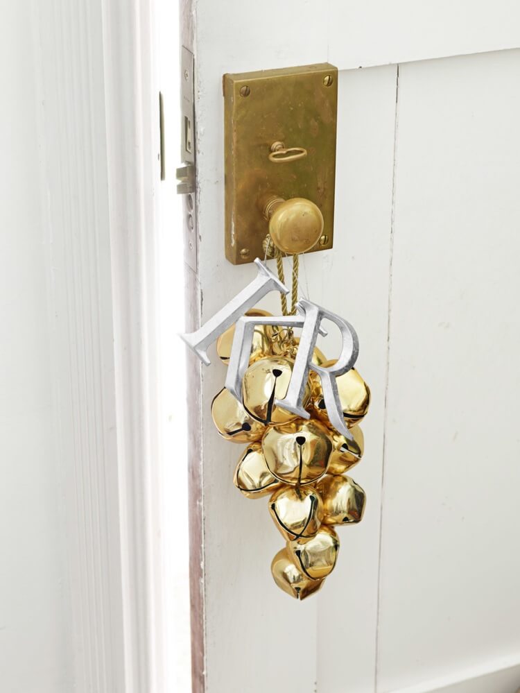 A decoration to hang on the door handle made of golden Christmas bells (1)