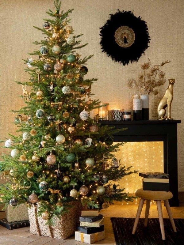 A fireplace that shines brightly for Christmas (1)