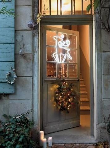 A front door dressed for Christmas (1)