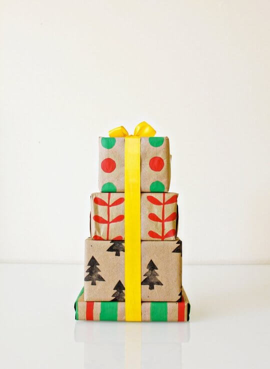 A gift tower and a yellow ribbon (1)