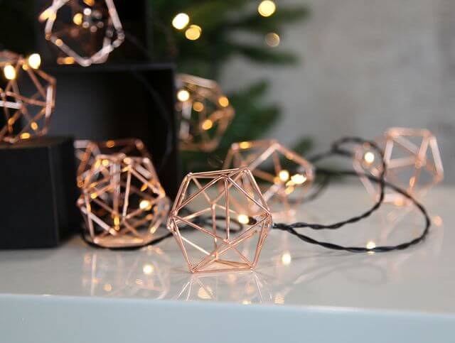 A graphic light garland for a copper Christmas (1)