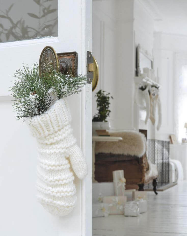 A knitted mitten with a fir branch (1)