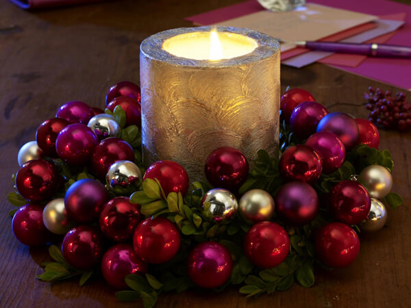 A large golden-silver candle in the center of the decoration balls (1)
