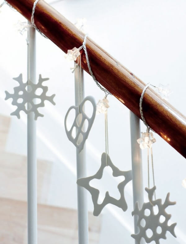 A light garland and some decorative objects to hang to decorate the stairs (1)
