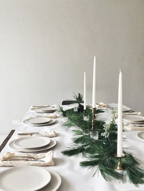 A minimalist & nature Christmas table (1)