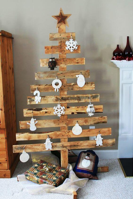 A pallet wood Christmas tree (1)