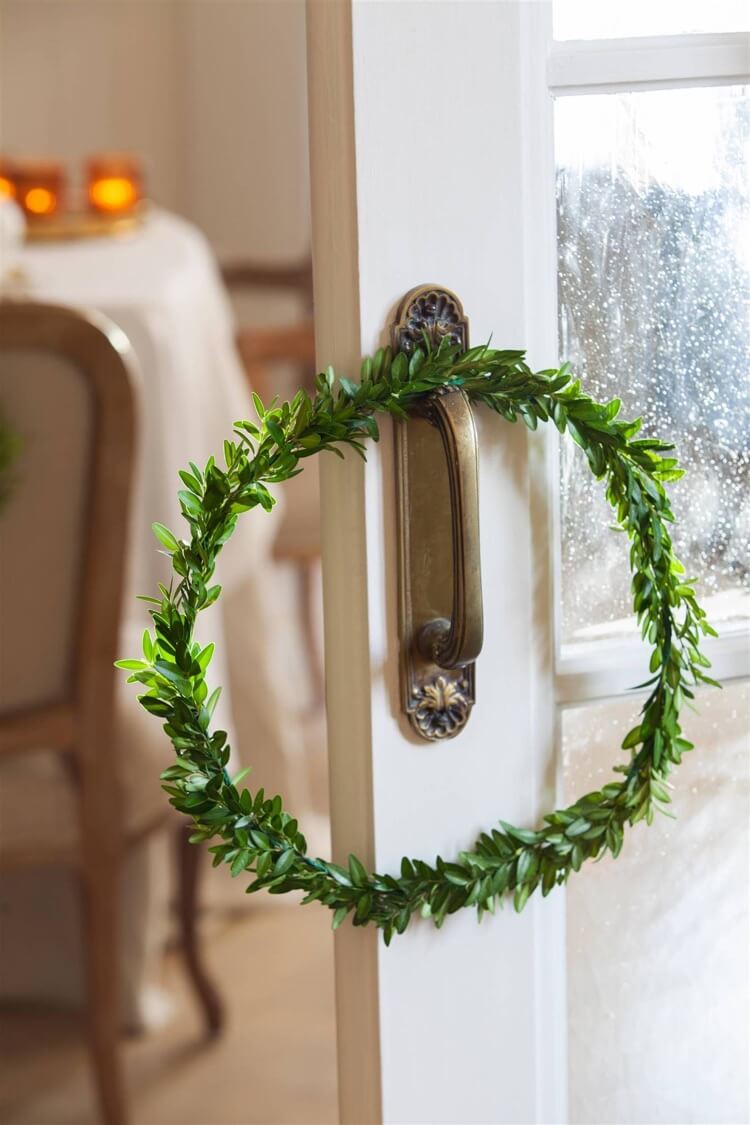 A plant wreath as a minimalist door handle decoration (1)