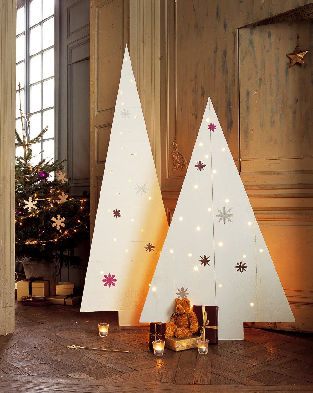 A plywood Christmas tree (1)