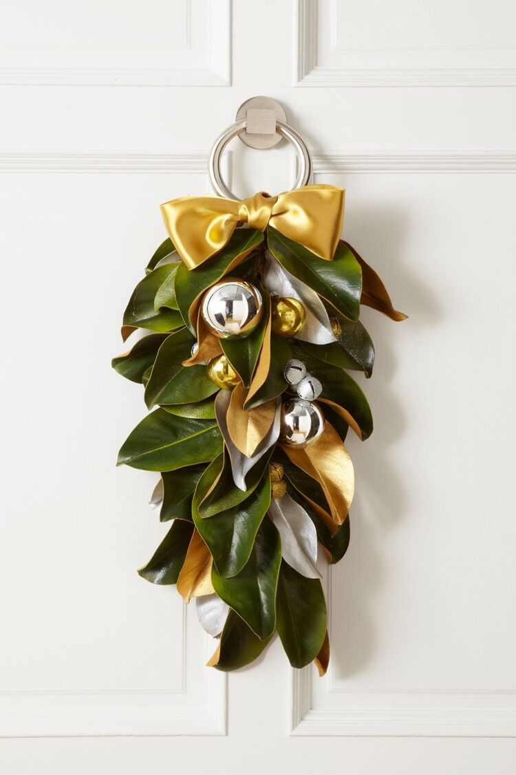 A refined decoration to hang on the front door for Christmas (1)