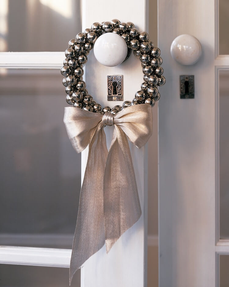 A small elegant door wreath to decorate the doorknob (1)