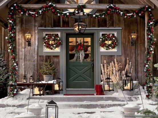 A veranda with a beautiful rustic Christmas decoration (1)