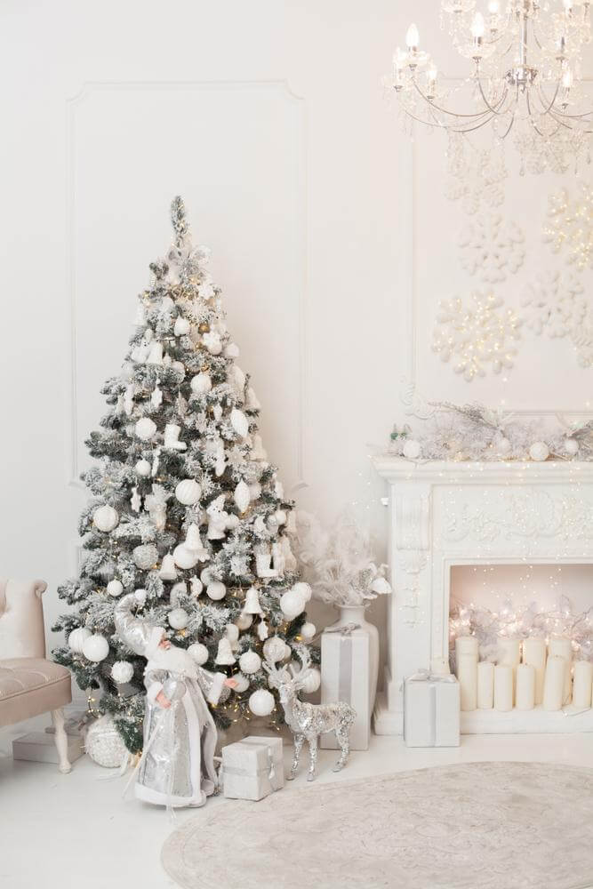 A white mountain effect Christmas tree (1)